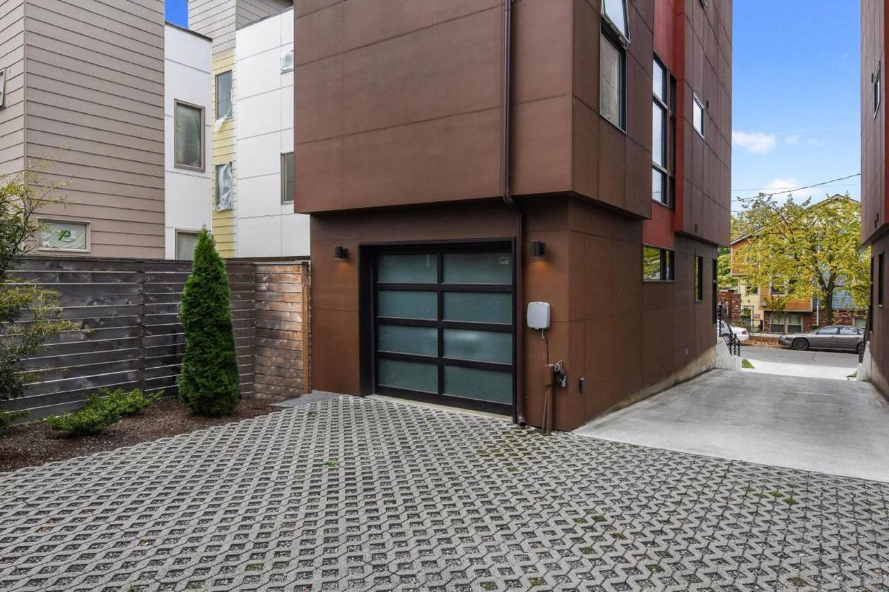 Modern Home With Rooftop Oasis Seattle Exterior foto